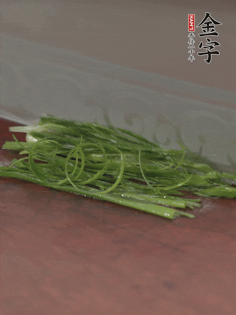 生姜切薄片，紅椒切細(xì)絲，小蔥蔥綠切細(xì)絲，泡入冰水中保持新鮮。