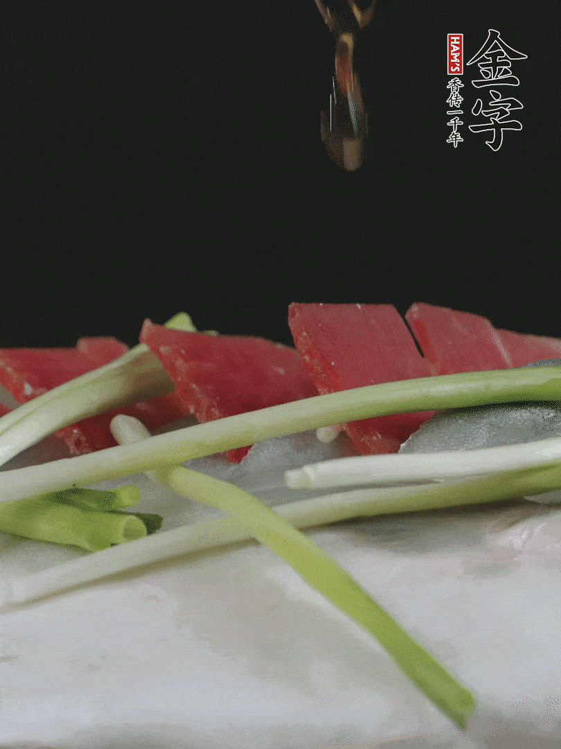 蔥白置于魚身，放適量豌豆，淋上花雕酒。