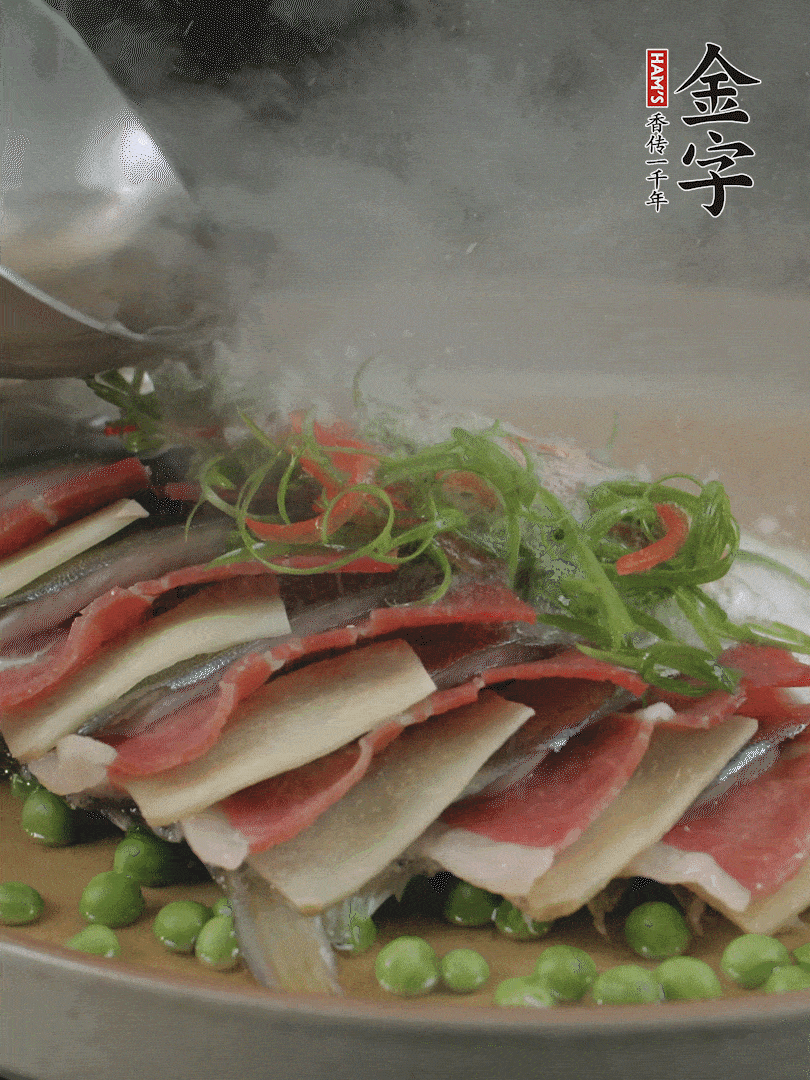 表面放上蔥絲、紅椒絲，淋上熱油。