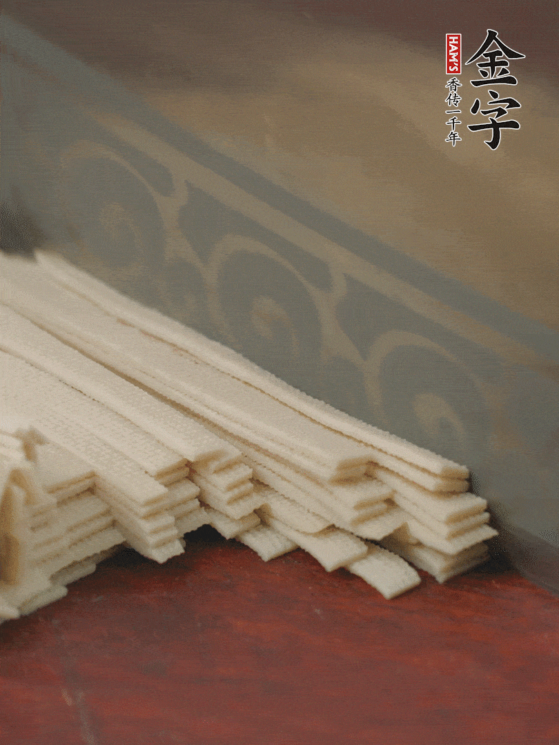 燉火腿期間，千張切細(xì)絲，白蘿卜去皮切細(xì)絲，蒜葉切細(xì)丁。