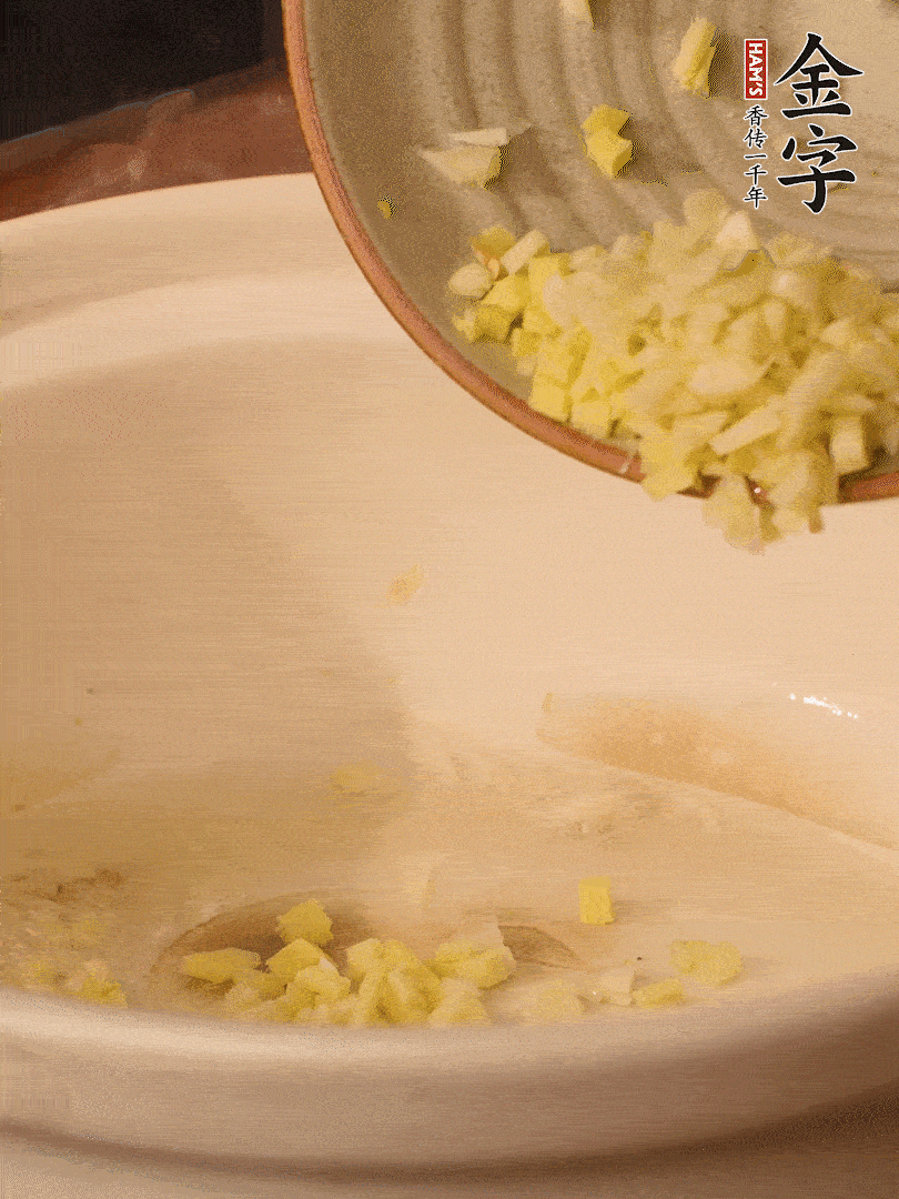 熱油下鍋，姜爆香。下冬瓜略微翻炒。