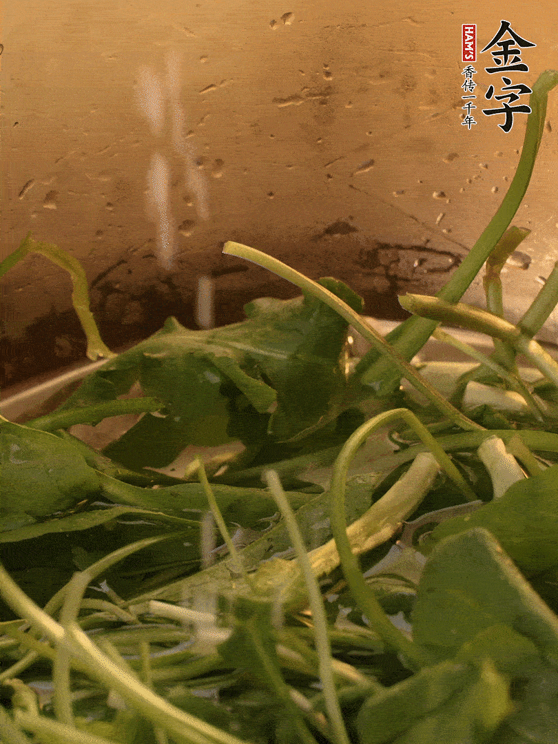 薺菜去掉根部，加小蘇打、鹽熱水沸騰燙軟。