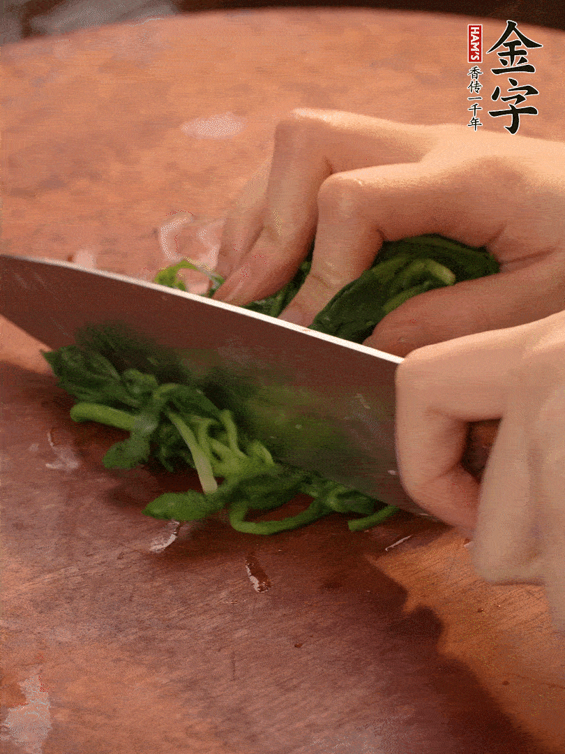 晾涼拽干水份，切碎備用。