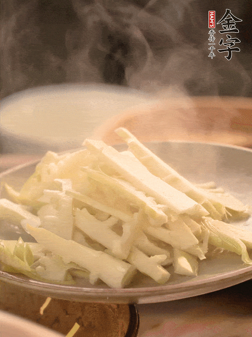 春筍切薄片，焯水去除澀味。