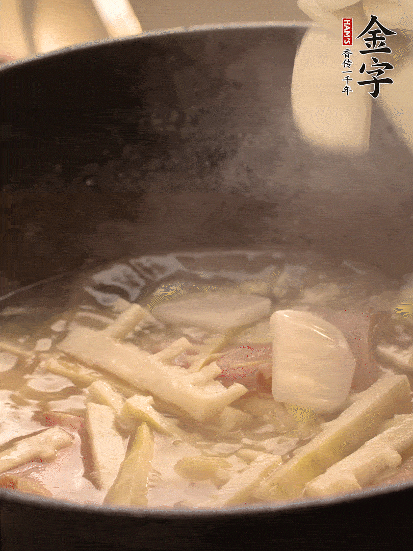 加一點(diǎn)開(kāi)水后，放年糕燜2分鐘至軟。