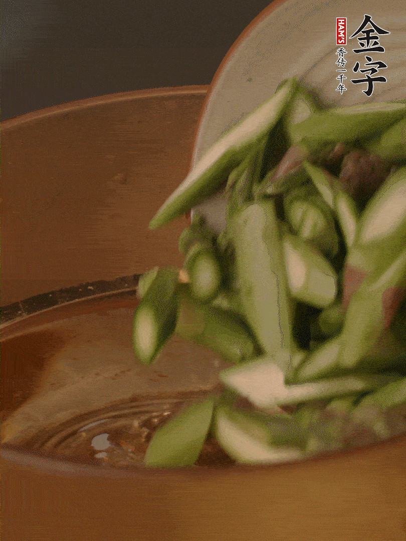 蘆筍、白玉菇焯水30秒備用。