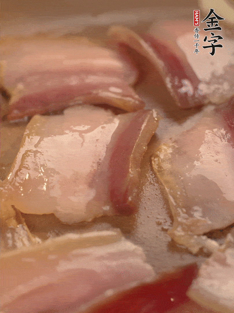 鍋中熱油煸香大蒜、咸肉。