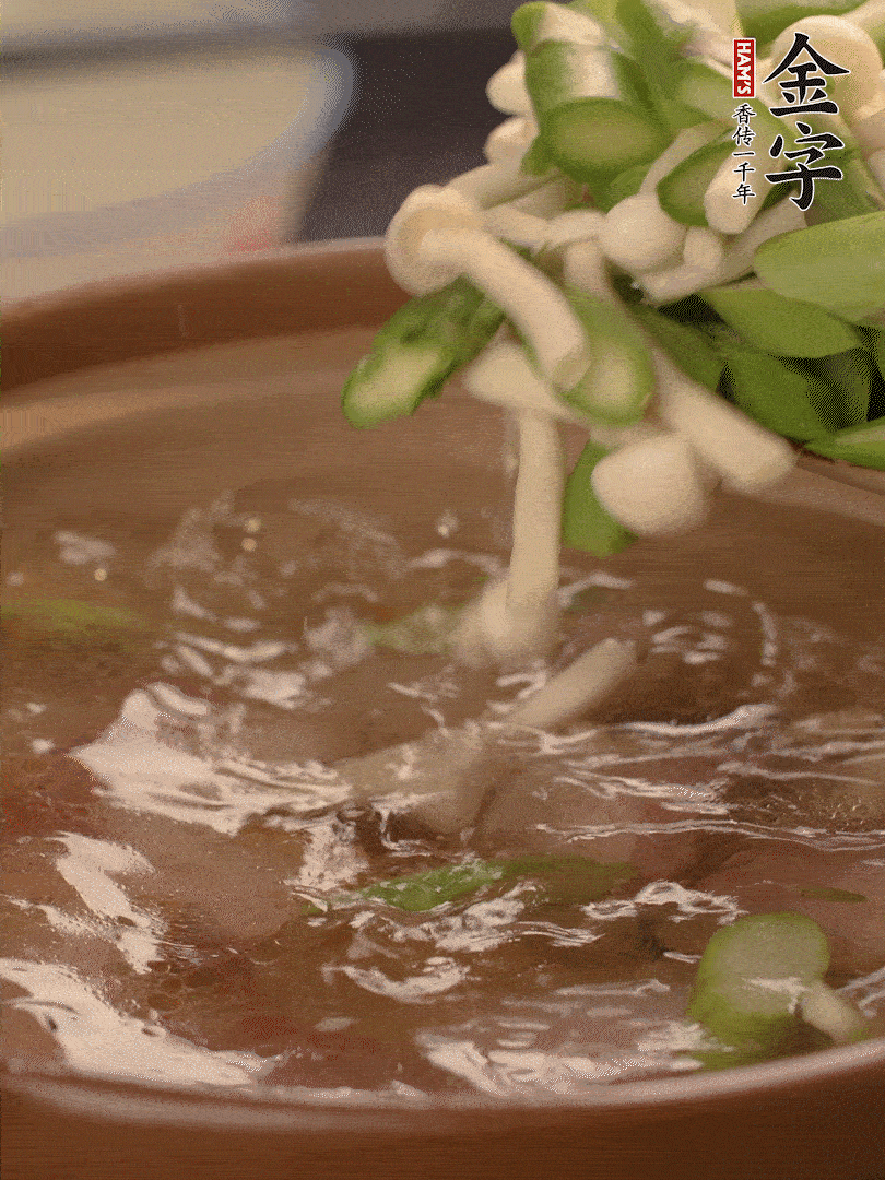 咸肉肥肉部分變透明時(shí)，加清水，放蘆筍、白玉菇大火煮開。