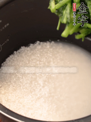 茼蒿、香腸放入浸泡好的大米，水沒過大米半指煮熟。