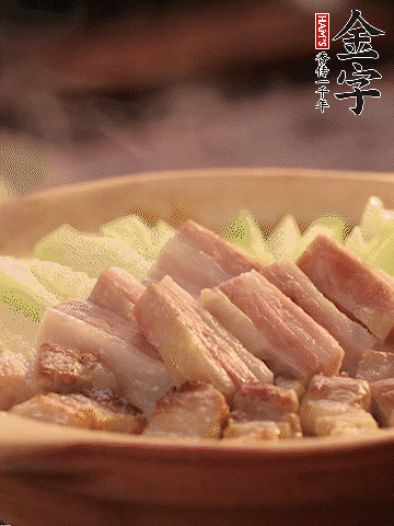 金字淡咸肉切條，焯水備用。