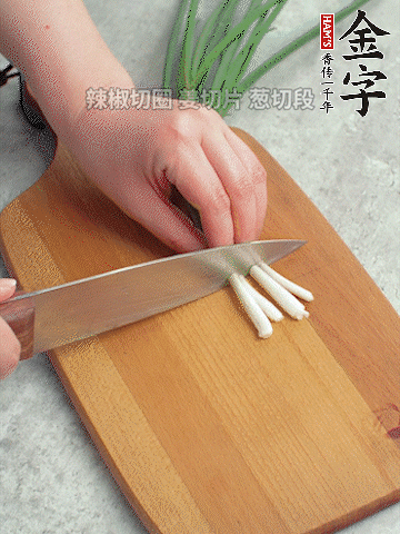 切好的咸肉鋪在碗邊，然后把千張放在中間。