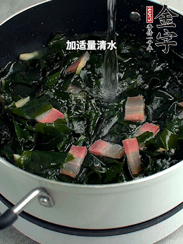 放入泡發(fā)好的裙帶菜翻炒一下，加適量清水燉煮。