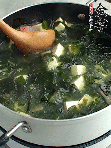 煮到沸騰后，再放入豆腐蓋蓋子煮3分鐘。