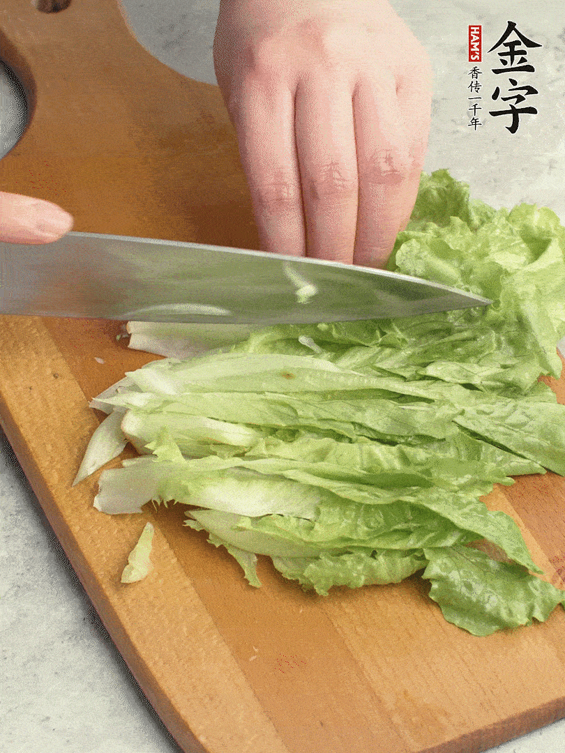 胡蘿卜、生菜、黃瓜切絲。