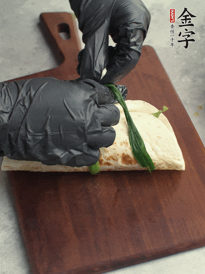 用焯過水的小蔥打結(jié)。