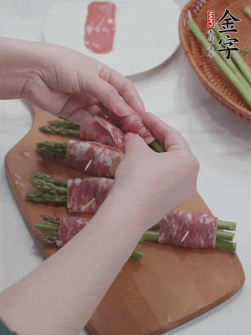 蘆筍切小段，蘆筍段用金字培根火腿卷起。