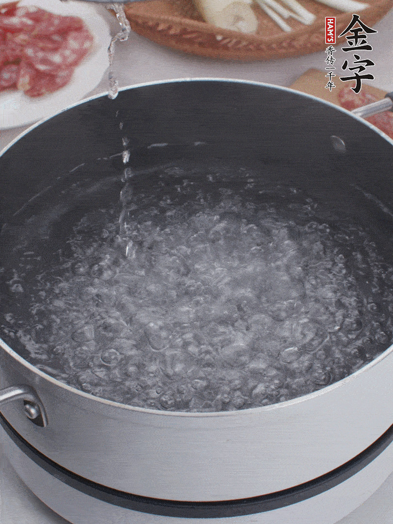 春筍去殼切片，焯水3分鐘。