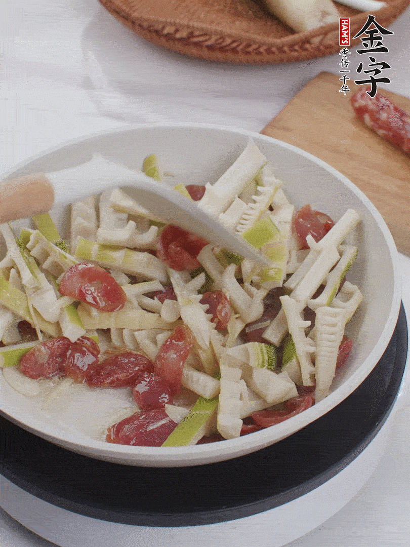 下春筍翻炒均勻，一小撮鹽調(diào)味。