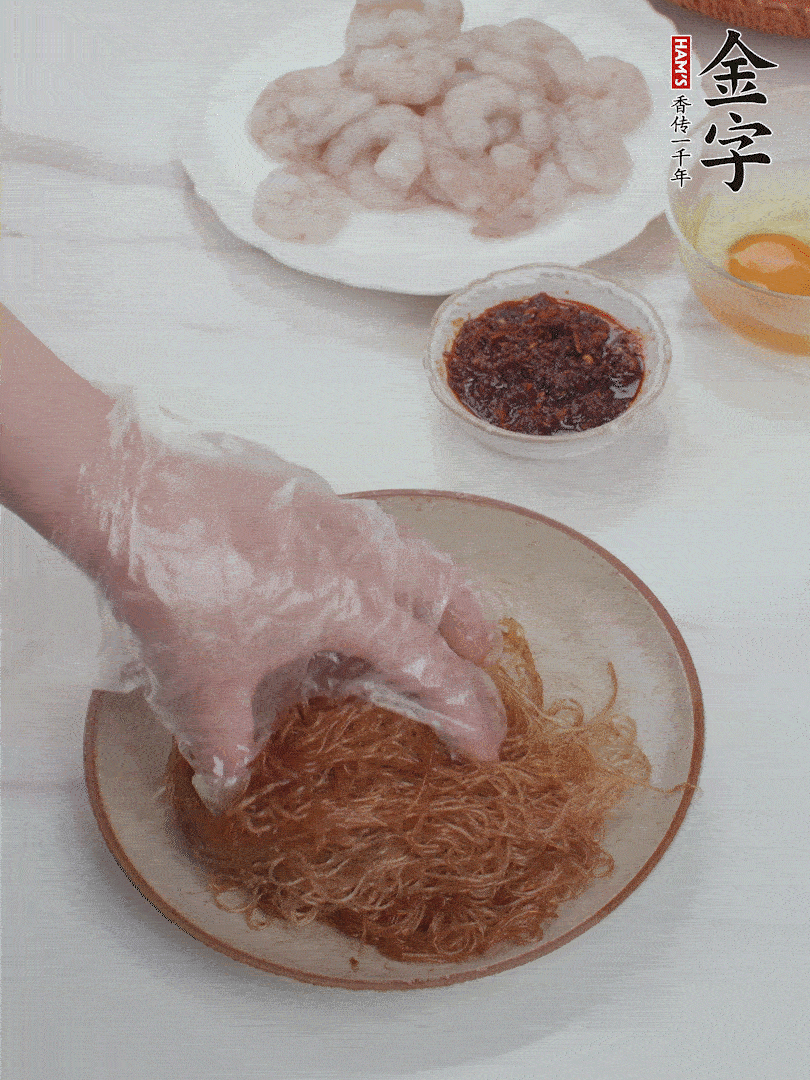 粉絲泡軟后，入沸水煮10秒，撈出后加1/2勺老抽、1/2勺食用油挑松。