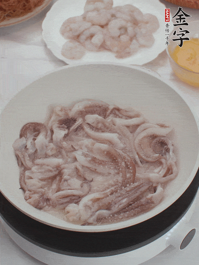 蝦仁、魷魚滑油，蛋液炒制半熟。