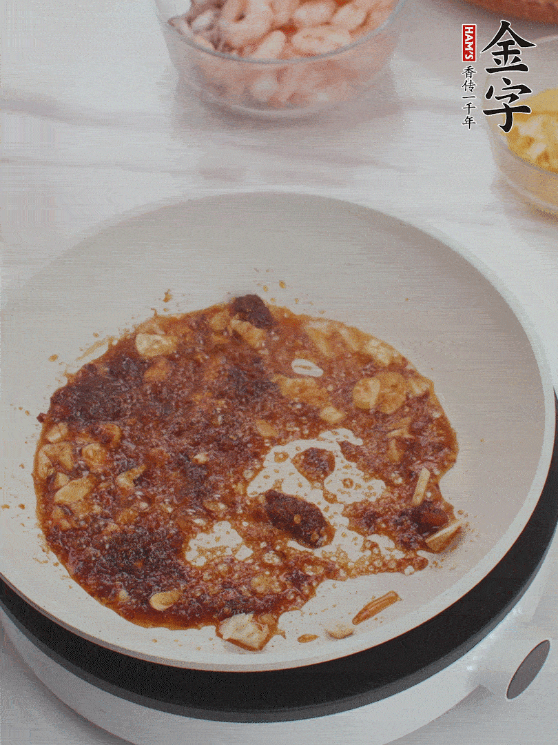 冷鍋熱油，1大勺金字火腿XO醬、蒜末炒香，倒粉絲一起炒。