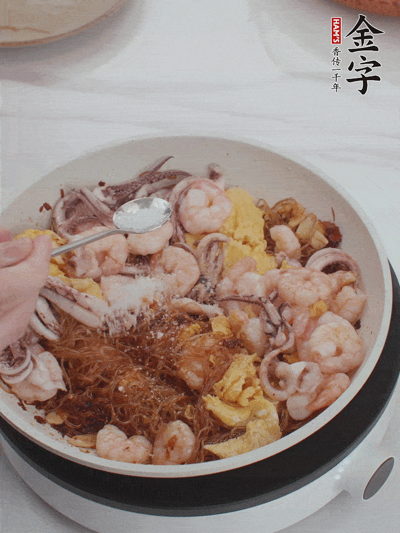 加雞蛋，蝦仁，魷魚混合。