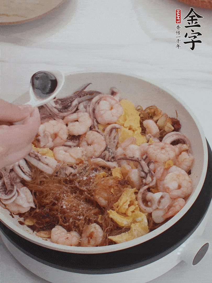 放1/3勺鹽、1/3勺雞精、1/3勺糖、2/3勺生抽調味。