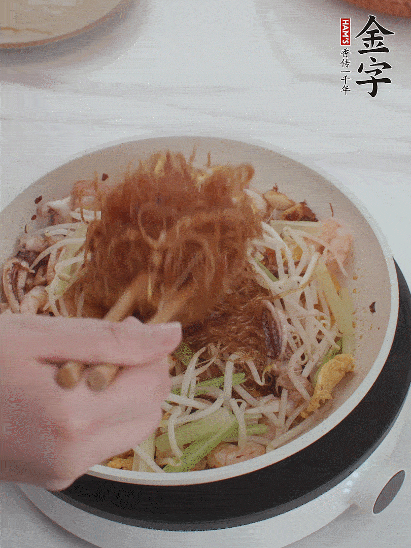 放焯好水的香芹、豆芽翻炒挑松。