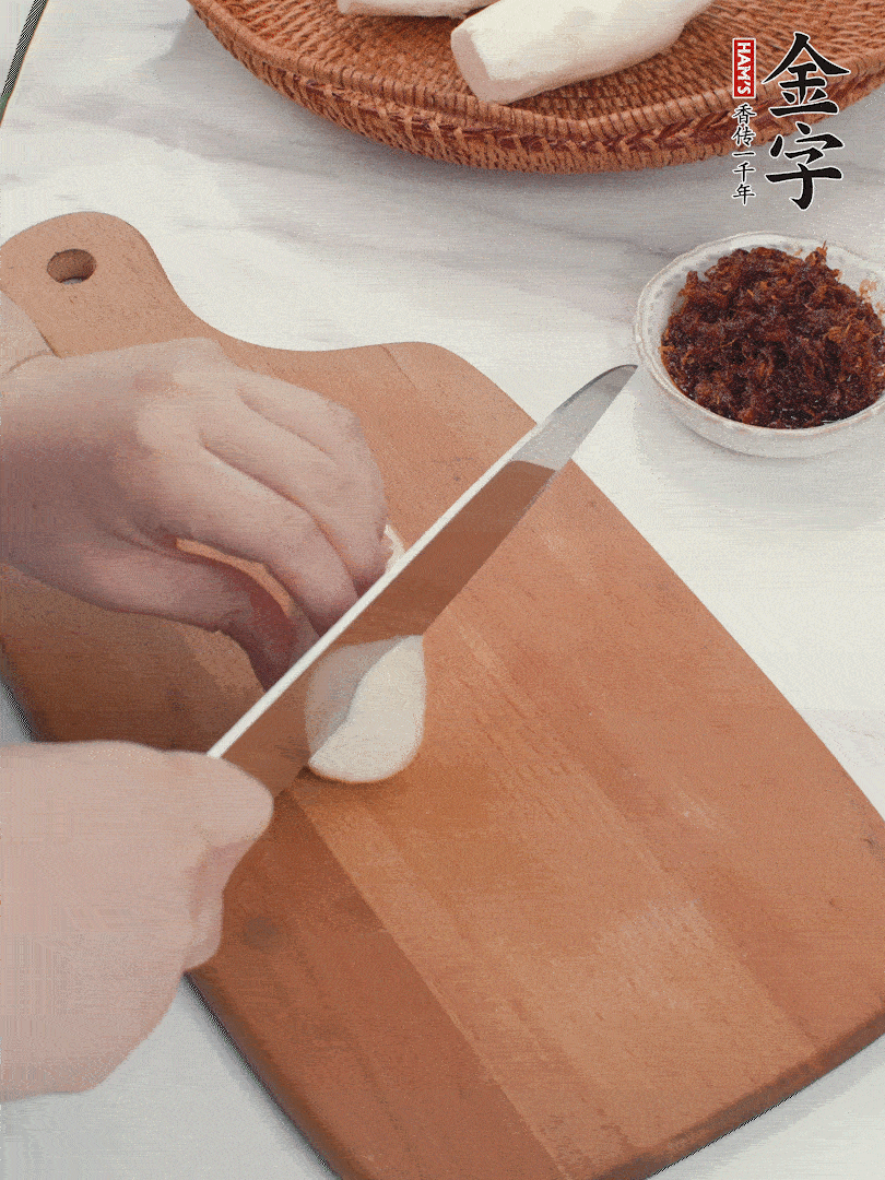 茭白剝殼，洗凈后切滾刀塊。