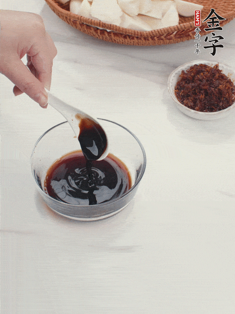 將生抽、老抽、黃酒和白砂糖在小碗里調(diào)成味汁。