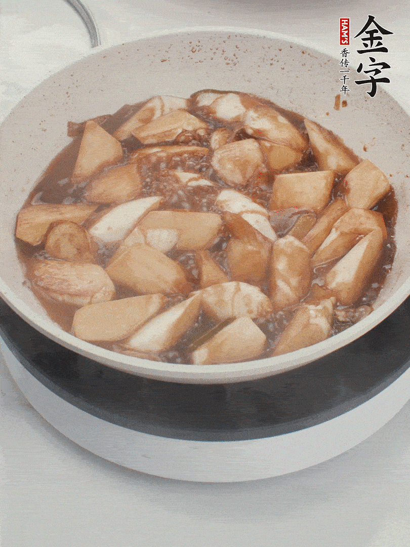 待茭白煸到微微發(fā)黃加入調(diào)好的味汁翻炒。加一小碗清水蓋蓋子燜3-4分鐘。