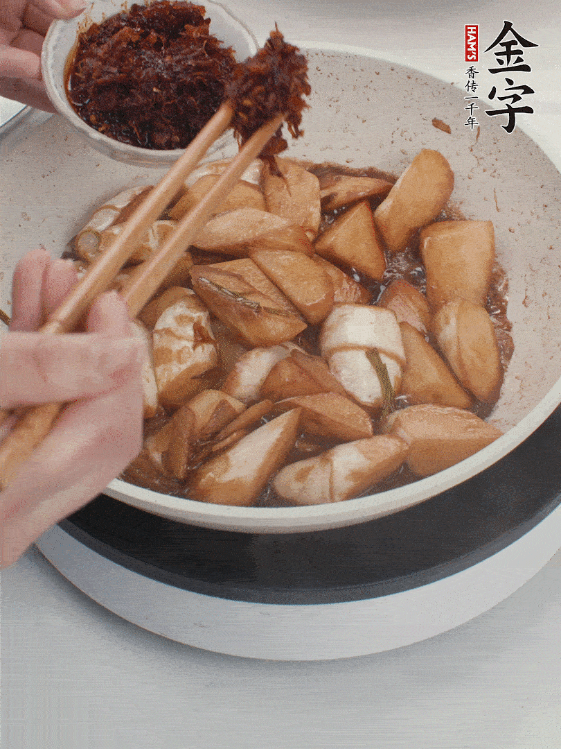 湯汁收濃，加金字火腿XO醬翻炒均勻。