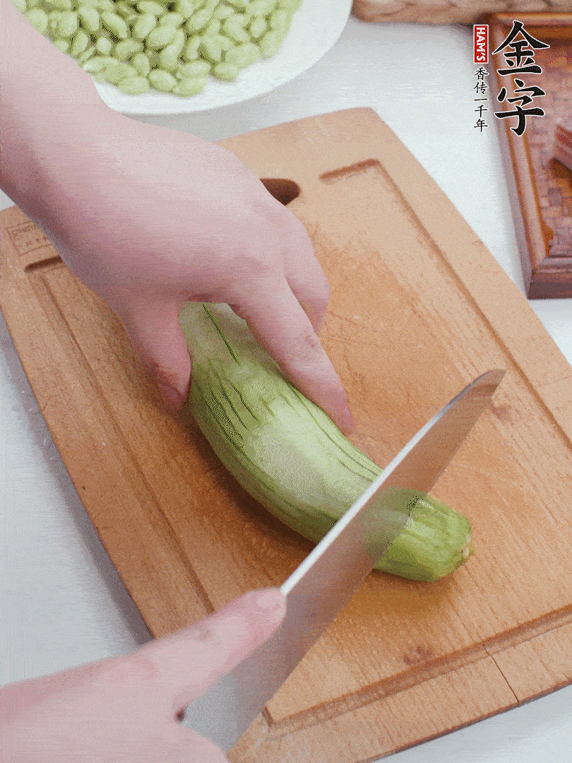 絲瓜去掉外皮，去掉兩端，切成滾刀塊。