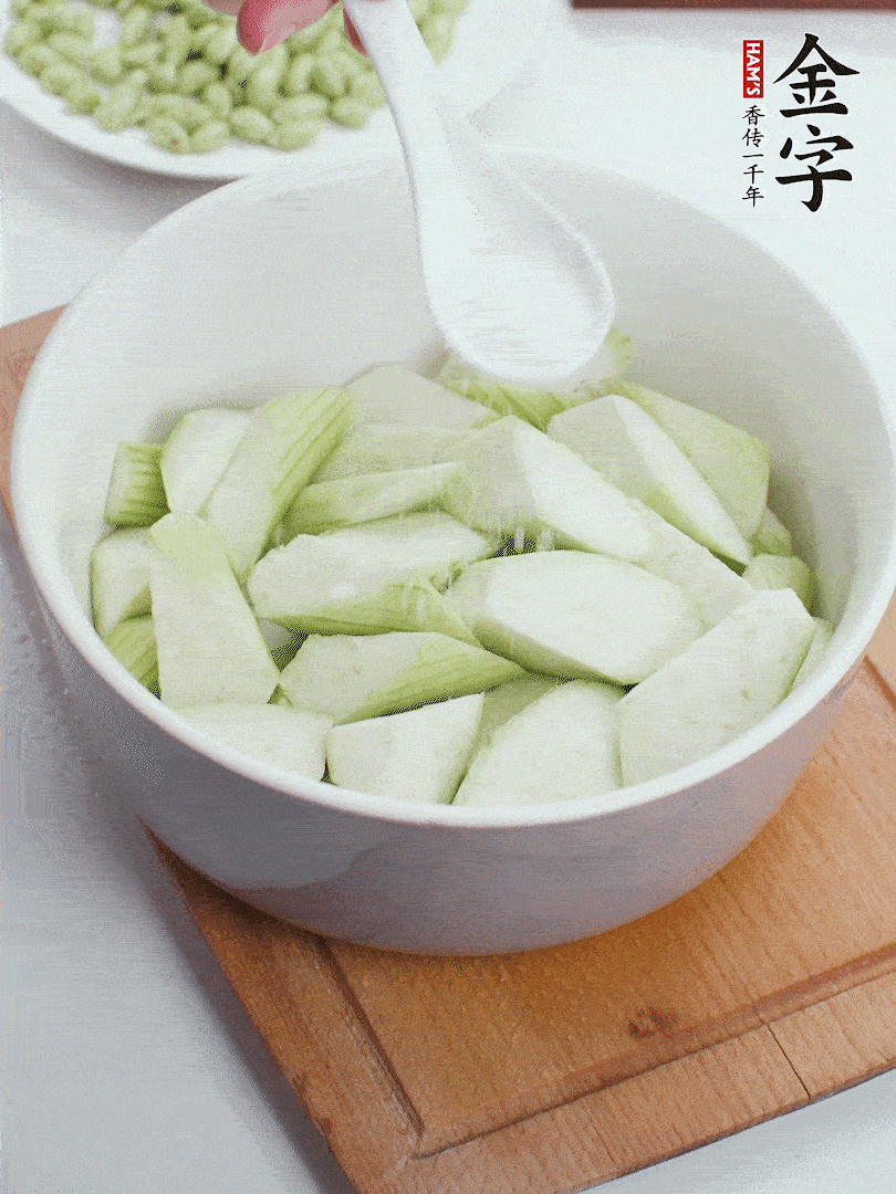 水中加1勺鹽浸泡，防止變黑。