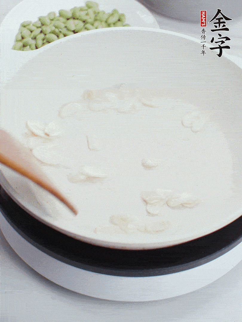 金字淡咸肉煮15分鐘，撈出切片。油5成熱時(shí)，蒜末、咸肉爆香。