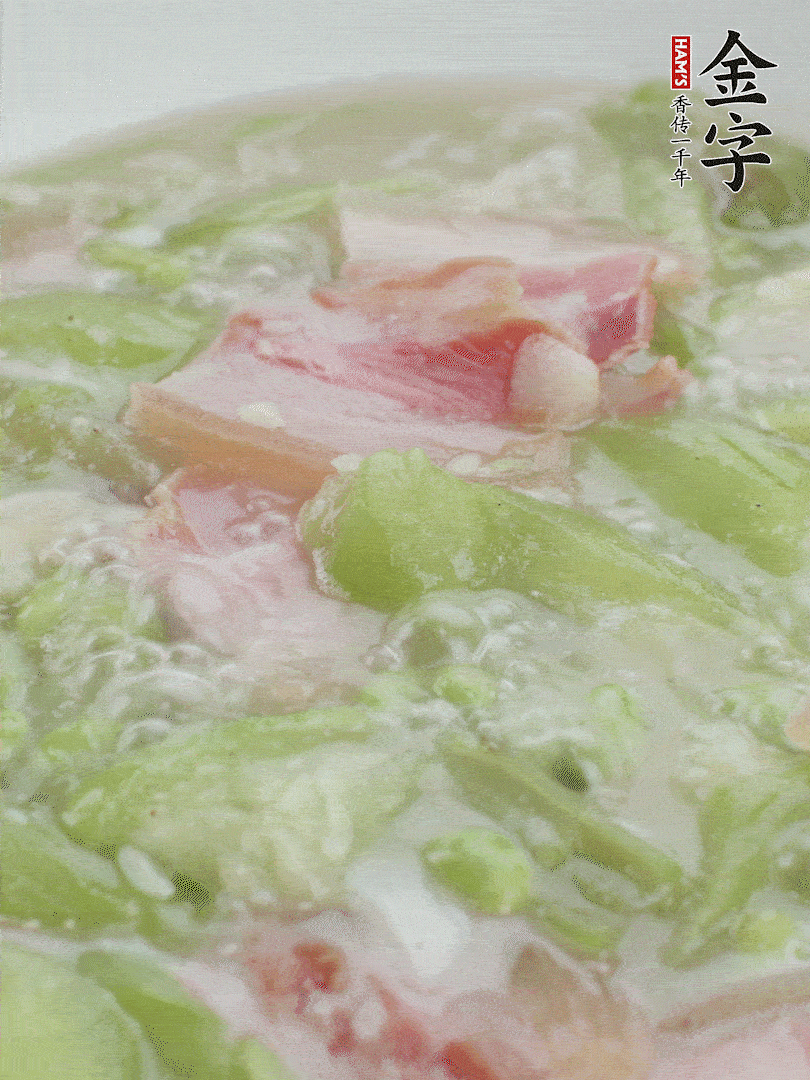 加一點(diǎn)熱水、白胡椒粉、雞精翻炒1分鐘。