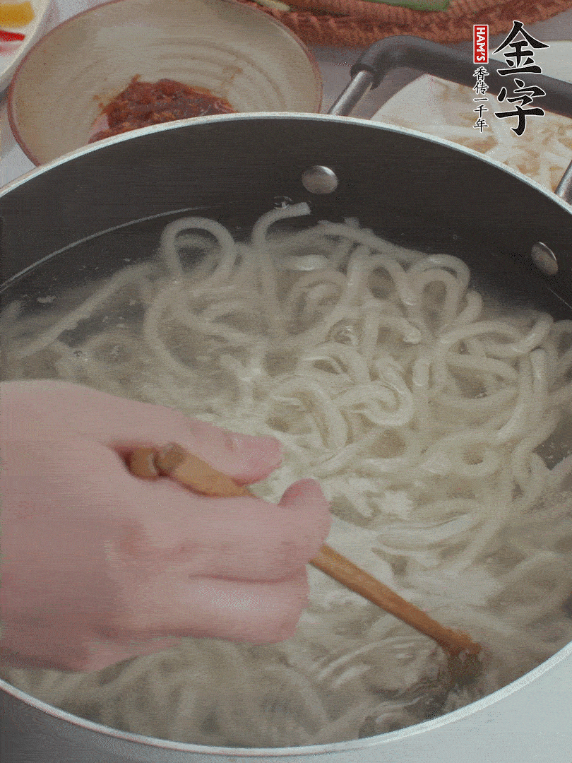 鍋中水煮沸，下烏冬面焯5秒鐘，撈出瀝干。