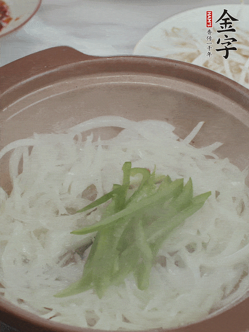 放烏冬面、青紅椒、豆芽。