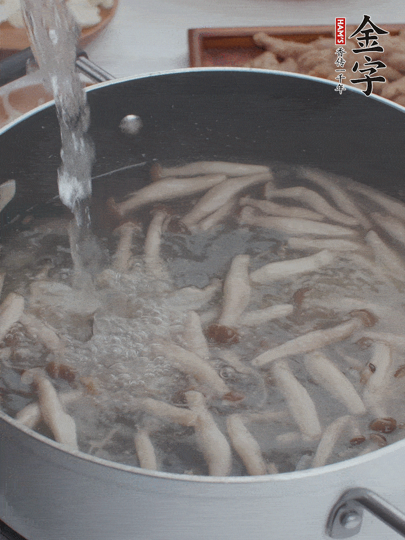 油熱爆香大蔥、蒜末，下蟹味菇炒軟，放清水。