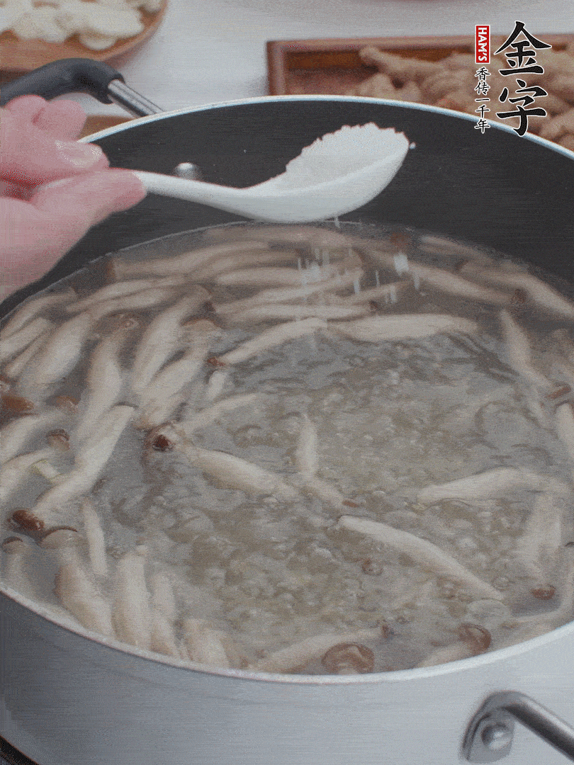 1勺鹽、一點(diǎn)胡椒粉調(diào)味。