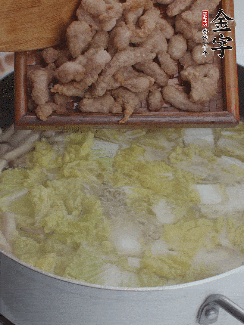 水開后煮10分鐘，下娃娃菜、小酥肉煮3分鐘。