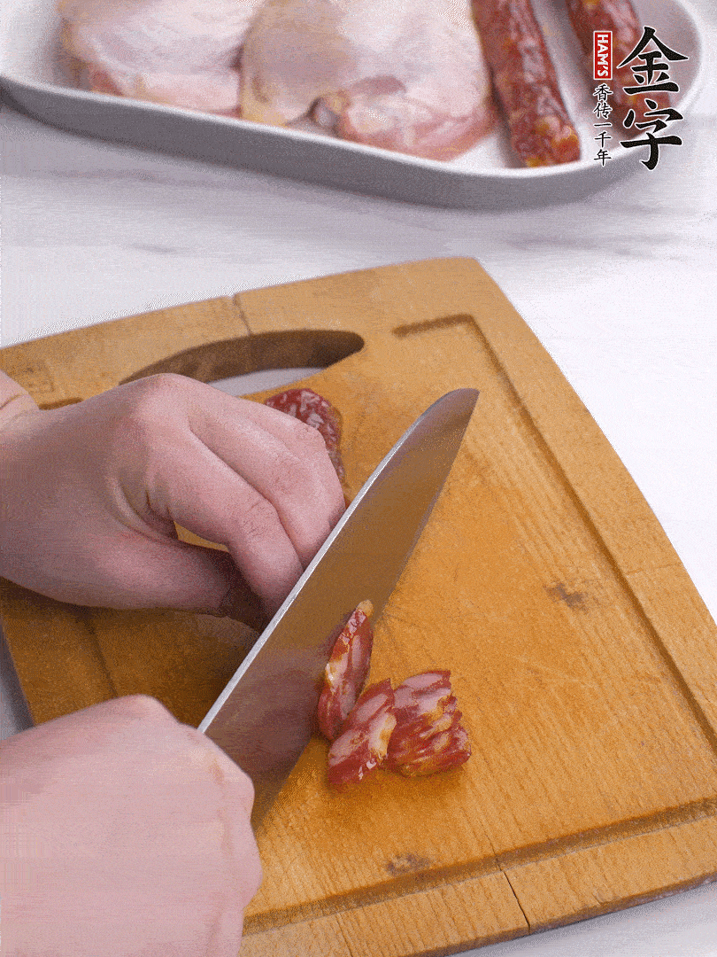 雞大腿去皮去骨切成塊，金字香腸切片，干香菇泡發(fā)切片，小蔥切蔥花。