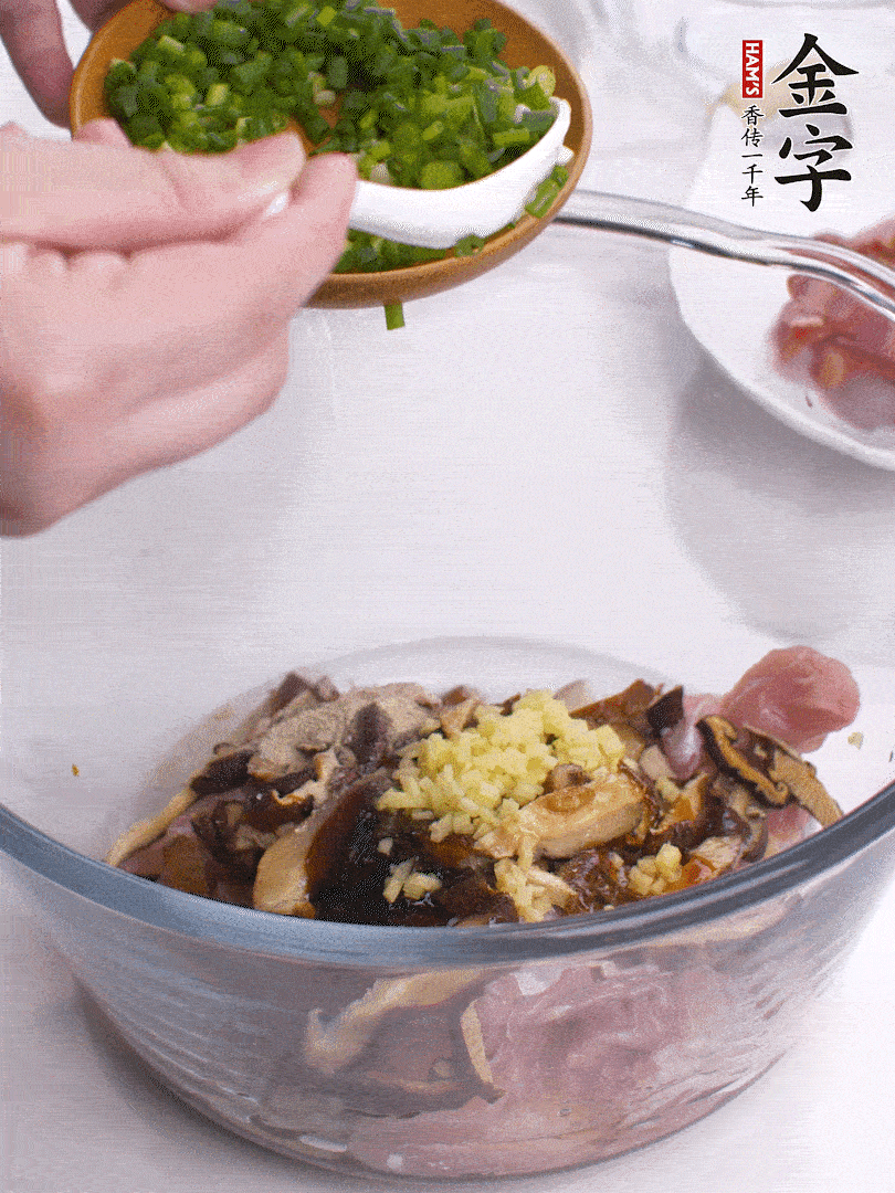 雞肉、香菇混合，加清水1/3杯、料酒1勺、蠔油1勺、鹽1勺、糖1/4勺、白胡椒1/4勺、食用油1勺、香油1/4勺、姜末、蔥花，攪拌均勻腌制2小時(shí)。