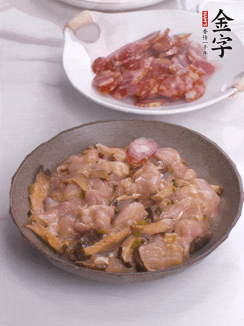 腌制后，雞肉中加淀粉1勺，頂部碼上香腸片。