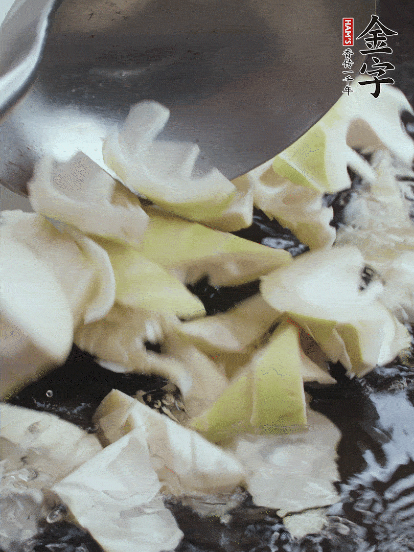 新鮮春筍去老根，剝殼切滾刀塊焯水去澀。