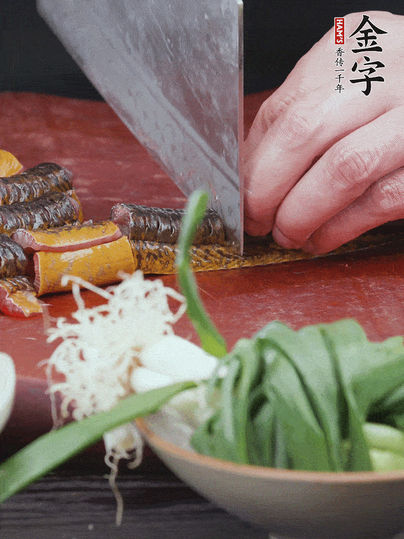 黃鱔去內(nèi)臟洗凈，切花刀斬段。沸水下鍋，加黃酒焯水去血沫。