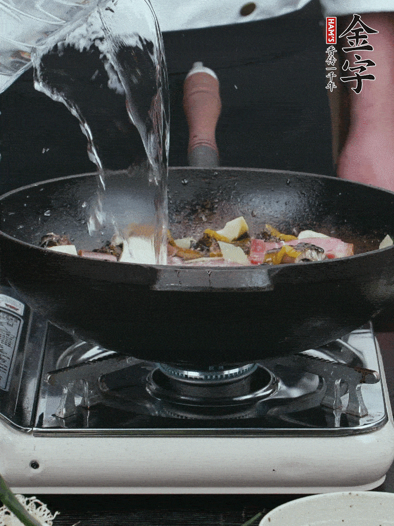 加適量黃酒，倒清水沒過。