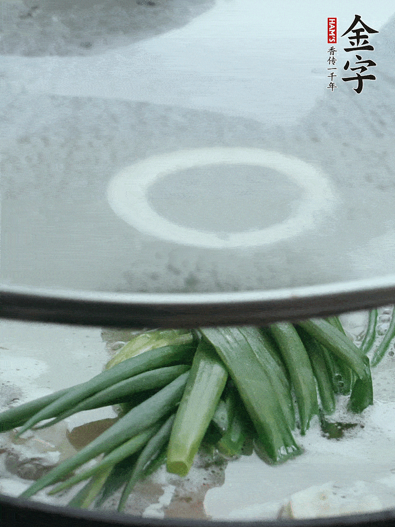 加蔥結(jié)去腥，大火開后中火燒20分鐘。