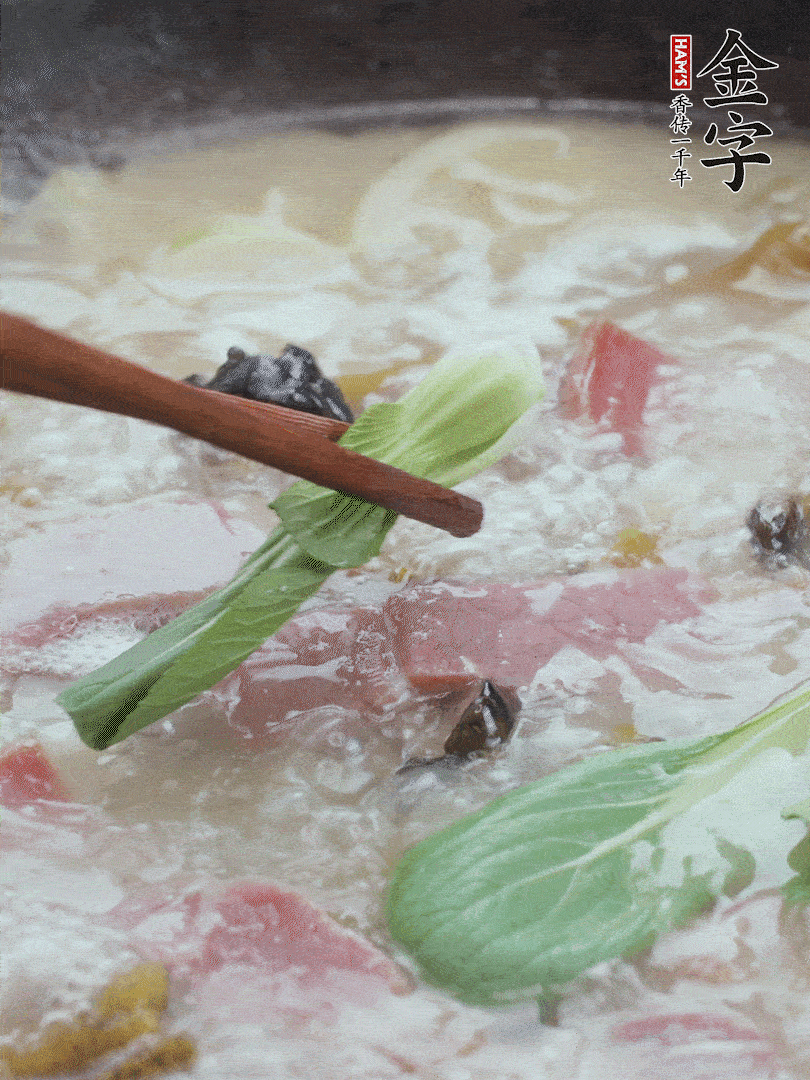 撈出蔥結(jié)，小菜心點綴。