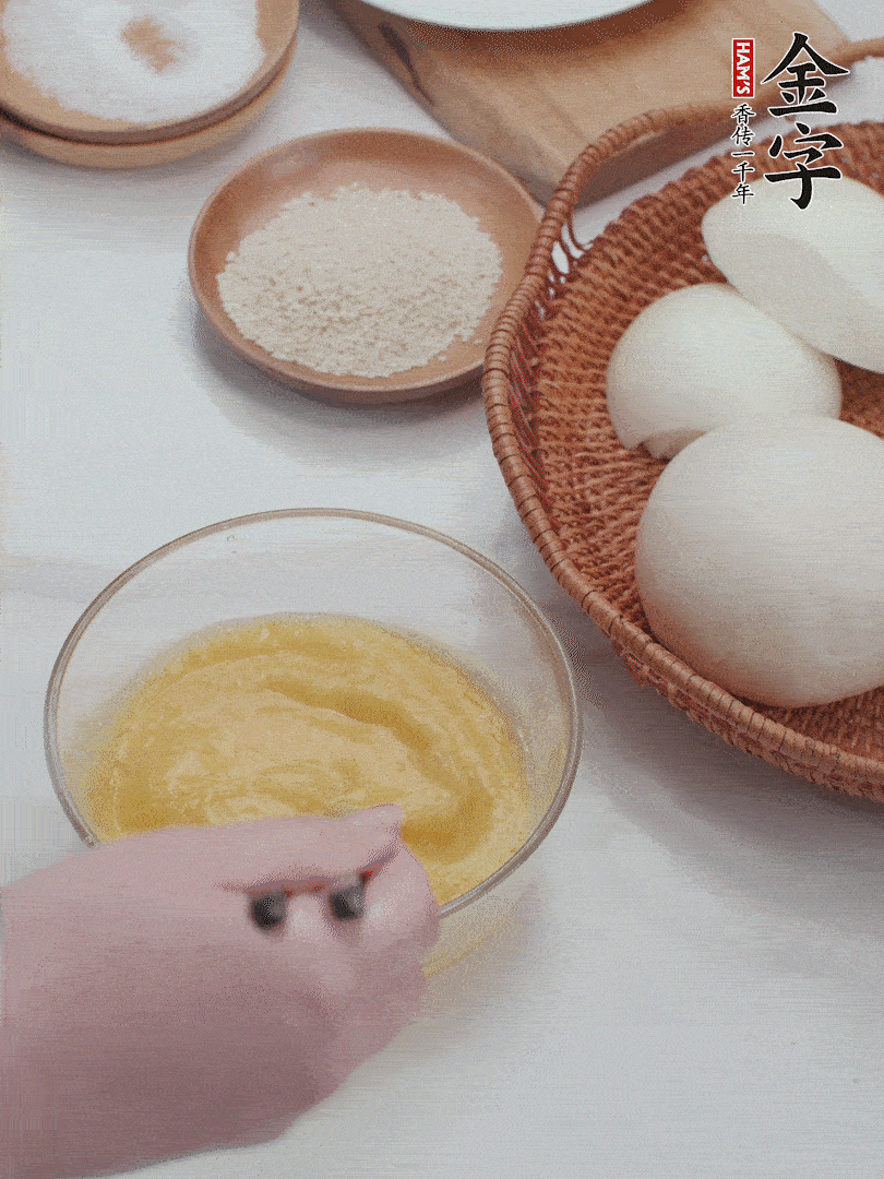 2個(gè)雞蛋加入1小勺鹽、1/2小勺胡椒粉打散。